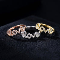 Anillo de Oro de 10K con Diamantes y la palabra "Love" en Cursiva