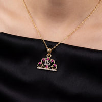 Colgante de quinceañera de oro de 10K con piedras rosas