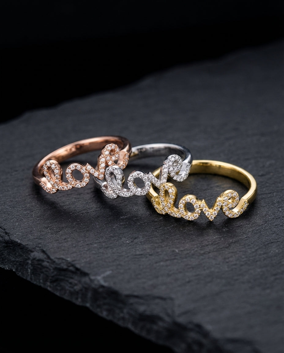 Anillo de Oro de 10K con Diamantes y la palabra "Love" en Cursiva