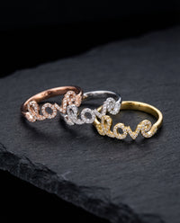 Anillo de Oro de 10K con Diamantes y la palabra "Love" en Cursiva
