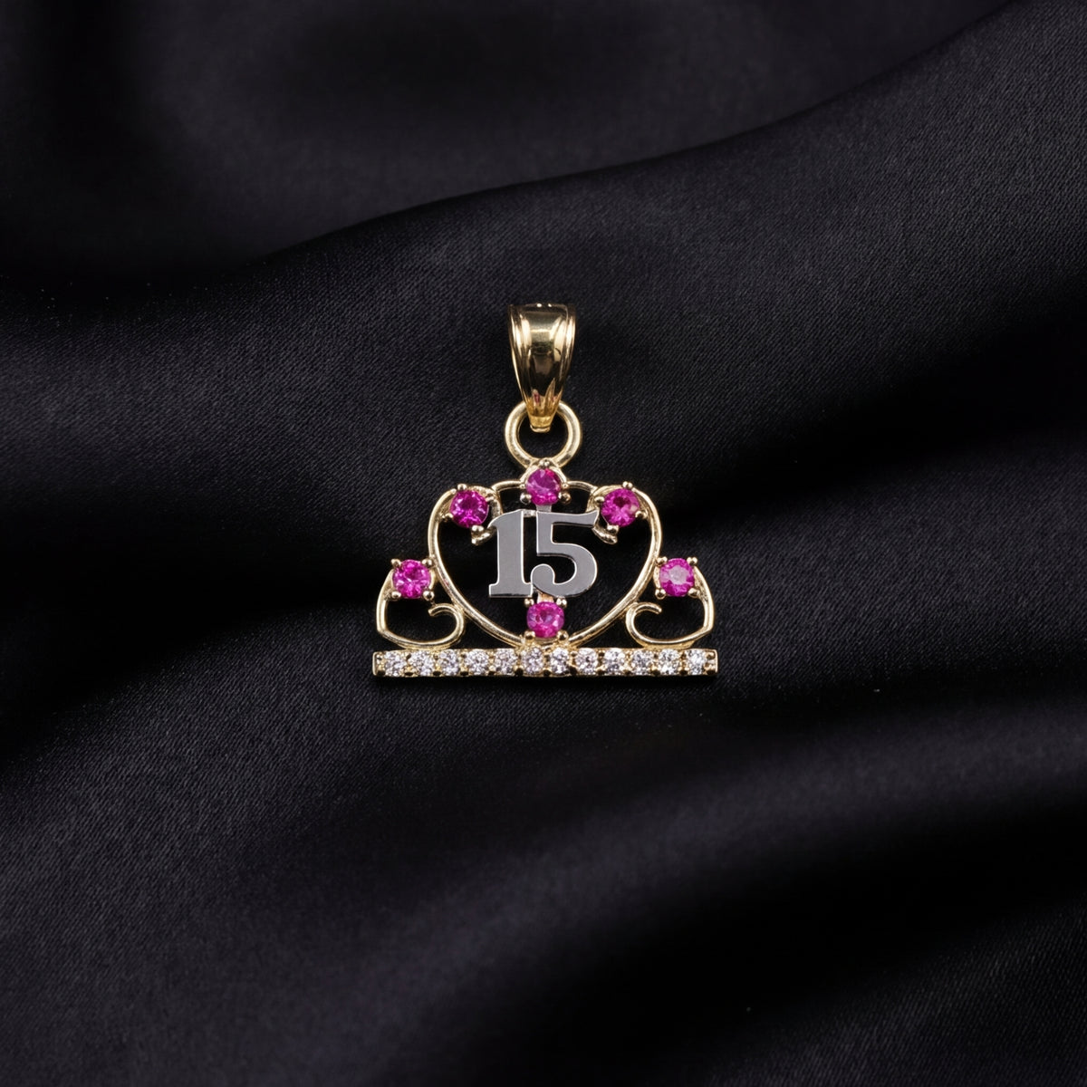 Colgante de quinceañera de oro de 10K con piedras rosas