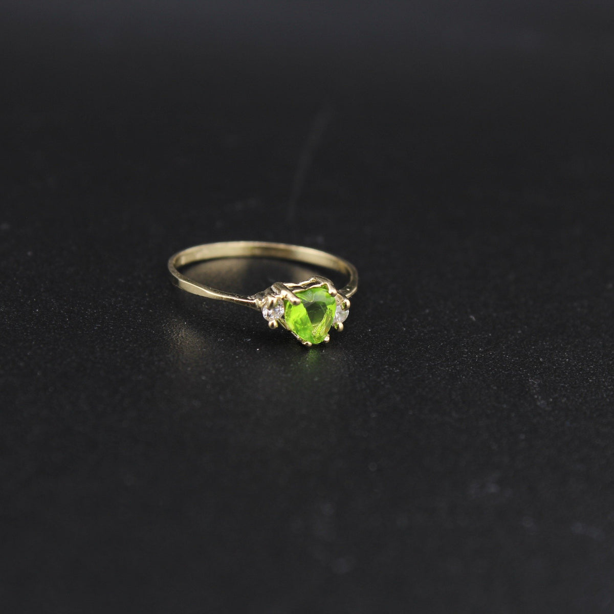 10K Green Heart Stone Ring