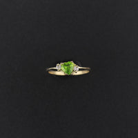 10K Green Heart Stone Ring