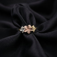 Anillo de oro real de 10K con flor de hibisco tricolor