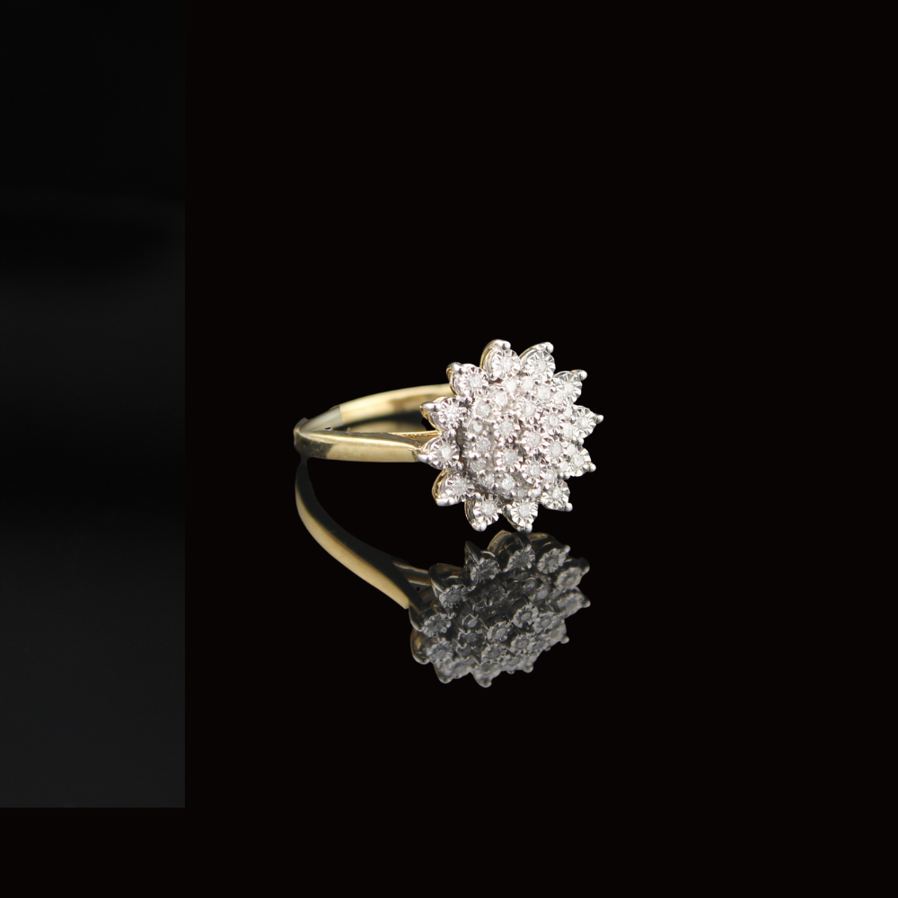 Anillo de oro amarillo de 10K para mujer, diseño de flor con diamantes de 0.25 CTW
