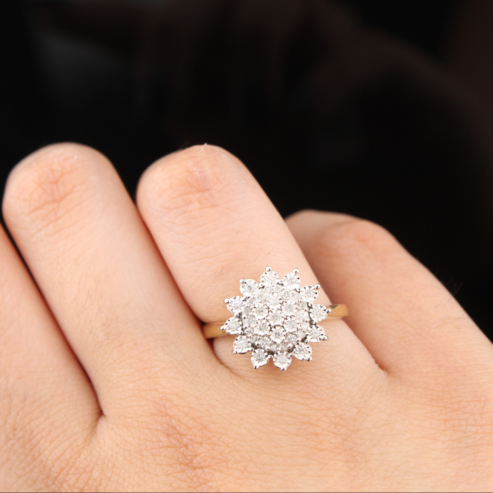 Anillo de oro amarillo de 10K para mujer, diseño de flor con diamantes de 0.25 CTW