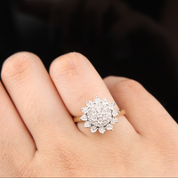 Anillo de oro amarillo de 10K para mujer, diseño de flor con diamantes de 0.25 CTW
