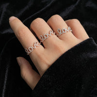 Anillo de Oro de 10K con Diamantes y la palabra "Love" en Cursiva