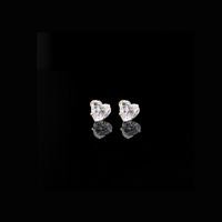 Aretes de oro de 14 quilates con circonita cúbica en forma de corazón