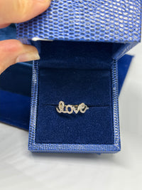 Anillo de Oro de 10K con Diamantes y la palabra "Love" en Cursiva
