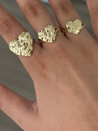 Anillo de oro de 10K con pepita en forma de corazón