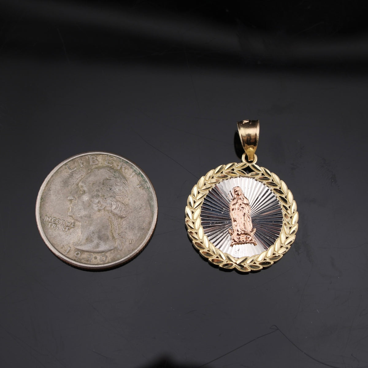 Colgante redondo de la Virgen María de oro rosa de 10K real