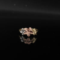 Anillo de oro real de 10K con flor de hibisco tricolor