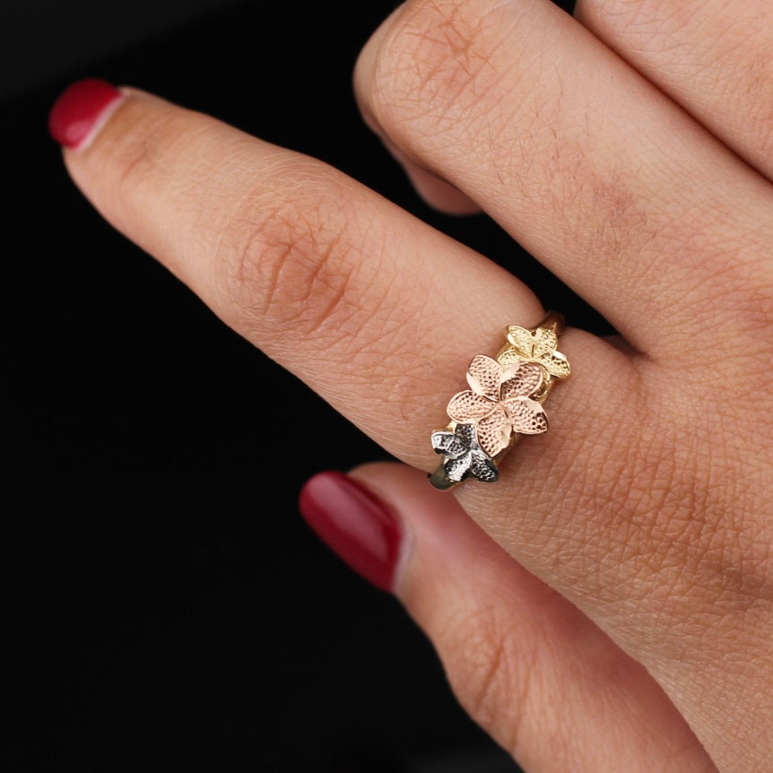 Anillo de oro real de 10K con flor de hibisco tricolor