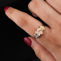Anillo de oro real de 10K con flor de hibisco tricolor