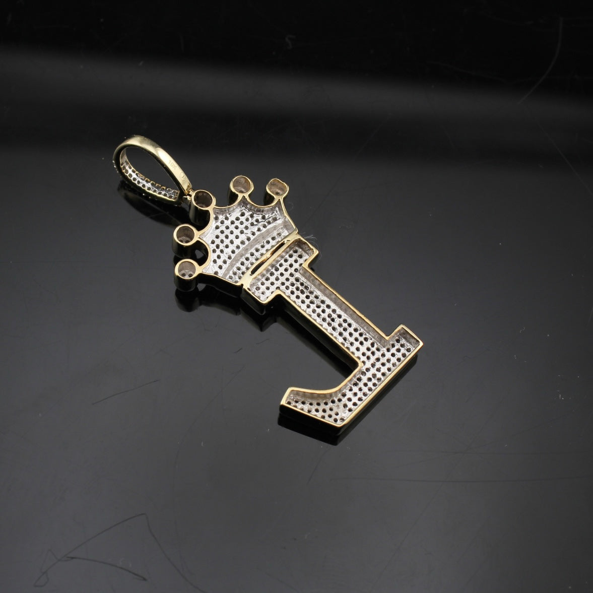 Colgante de oro de 10 quilates con inicial L y diamantes, peso total 0.65 ct