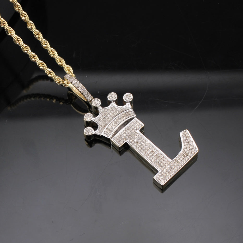 Colgante de oro de 10 quilates con inicial L y diamantes, peso total 0.65 ct