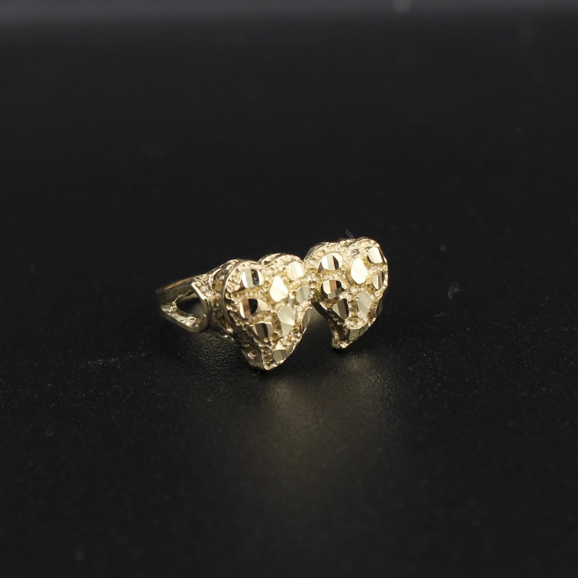 Anillo de oro de 10K con doble corazón en forma de pepita