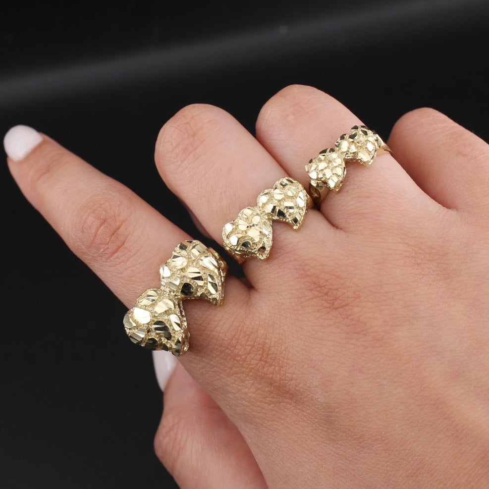 Anillo de oro de 10K con doble corazón en forma de pepita