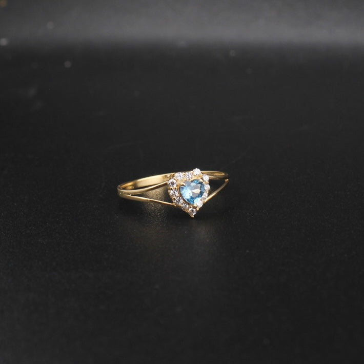 Anillo de oro de 14 quilates con corazón azul
