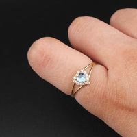 Anillo de oro de 14 quilates con corazón azul