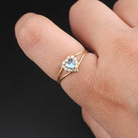 Anillo de oro de 14 quilates con corazón azul