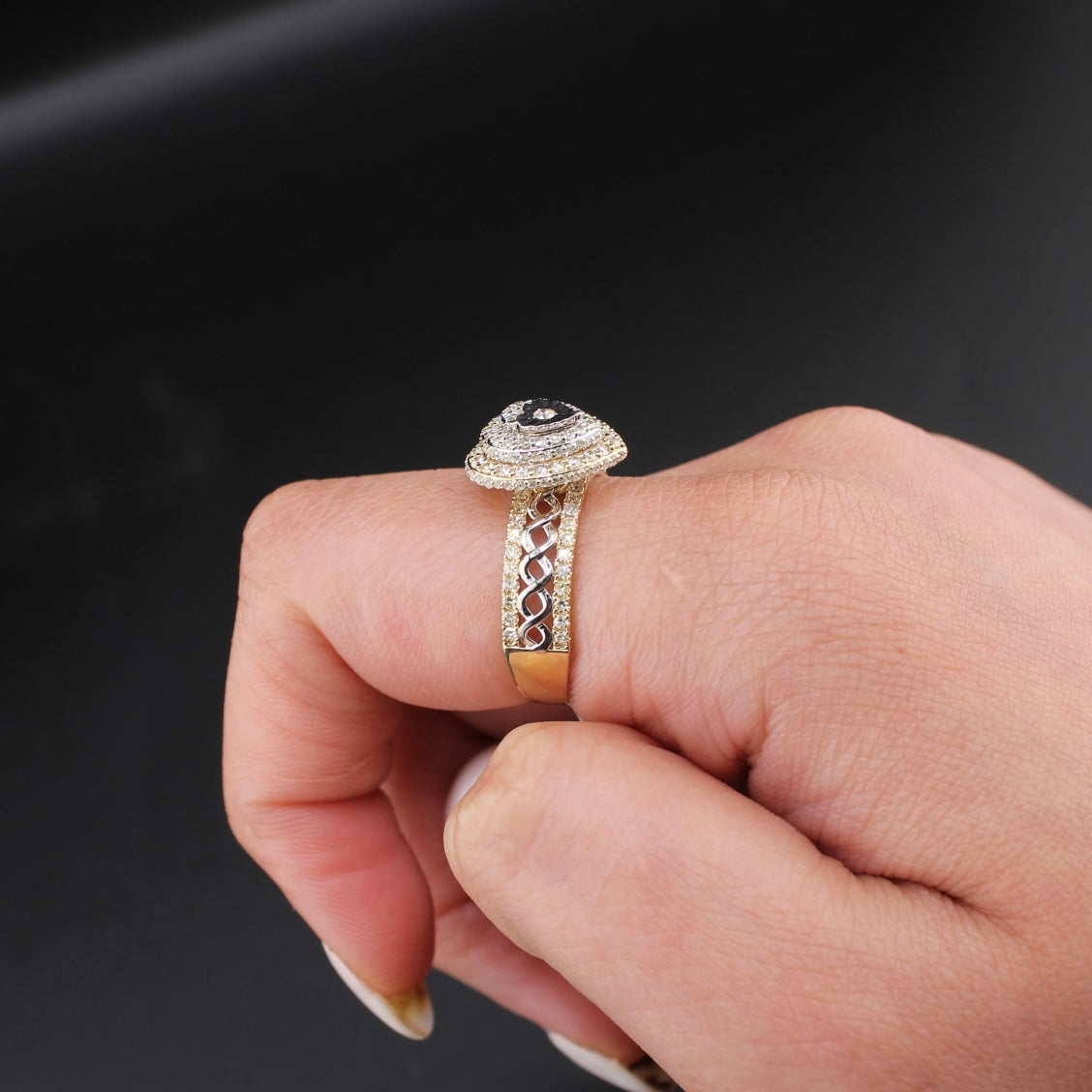 Anillo llamativo de corazón con diamantes en oro de 10K auténtico