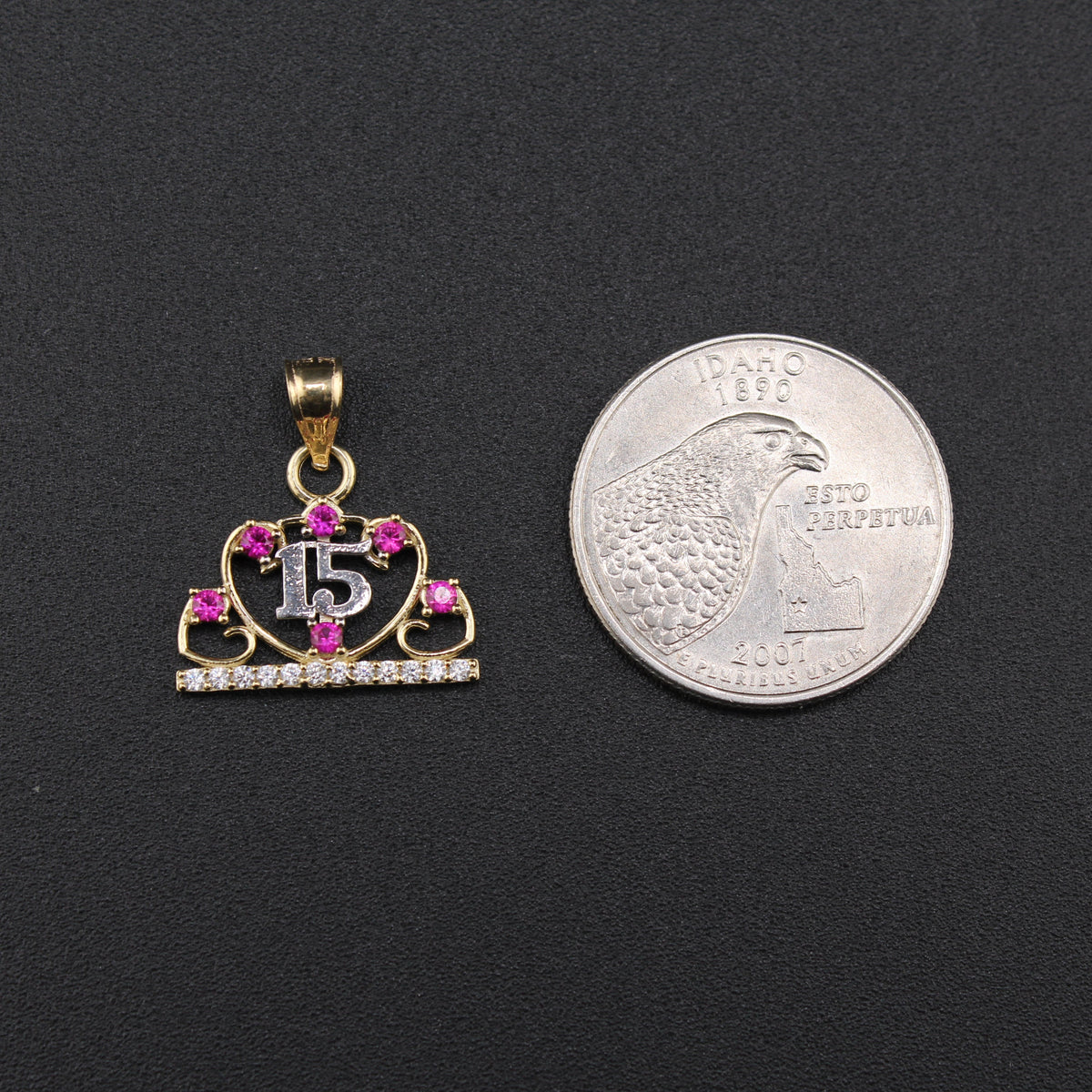 Colgante de quinceañera de oro de 10K con piedras rosas