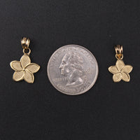 Colgante de oro de 14 quilates con flor de hibisco