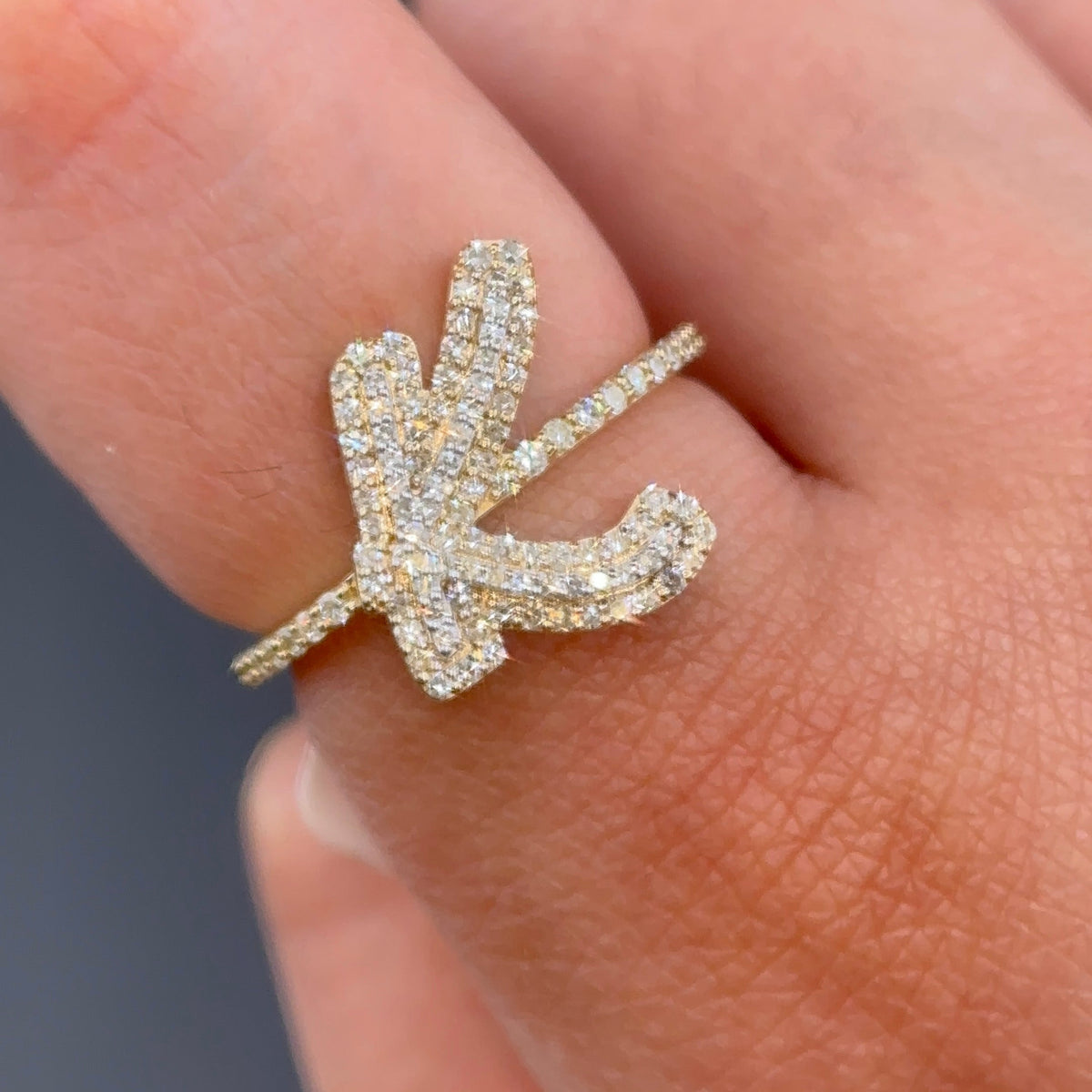 Anillo con la inicial K de oro de 10 quilates auténtico y diamantes