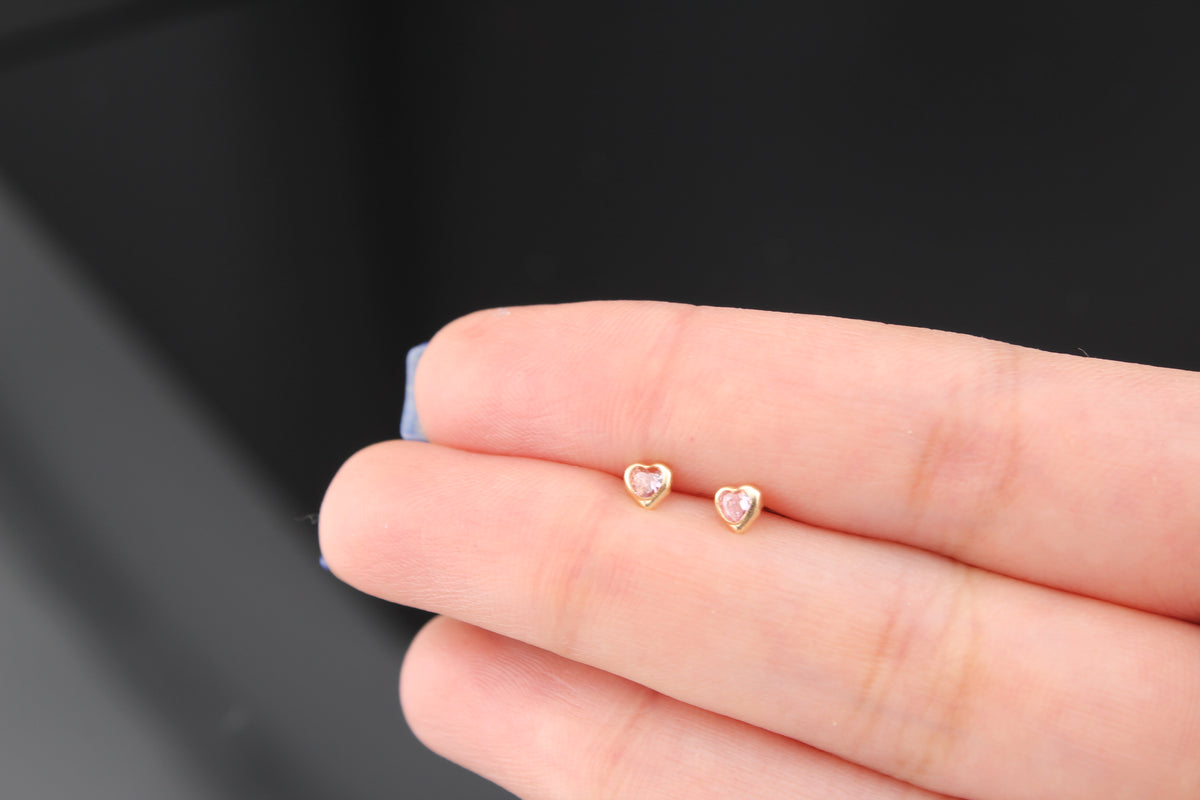 Pendientes de oro de 14 quilates con forma de mini corazón rosa