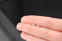 Pendientes de oro de 14 quilates con forma de mini corazón rosa