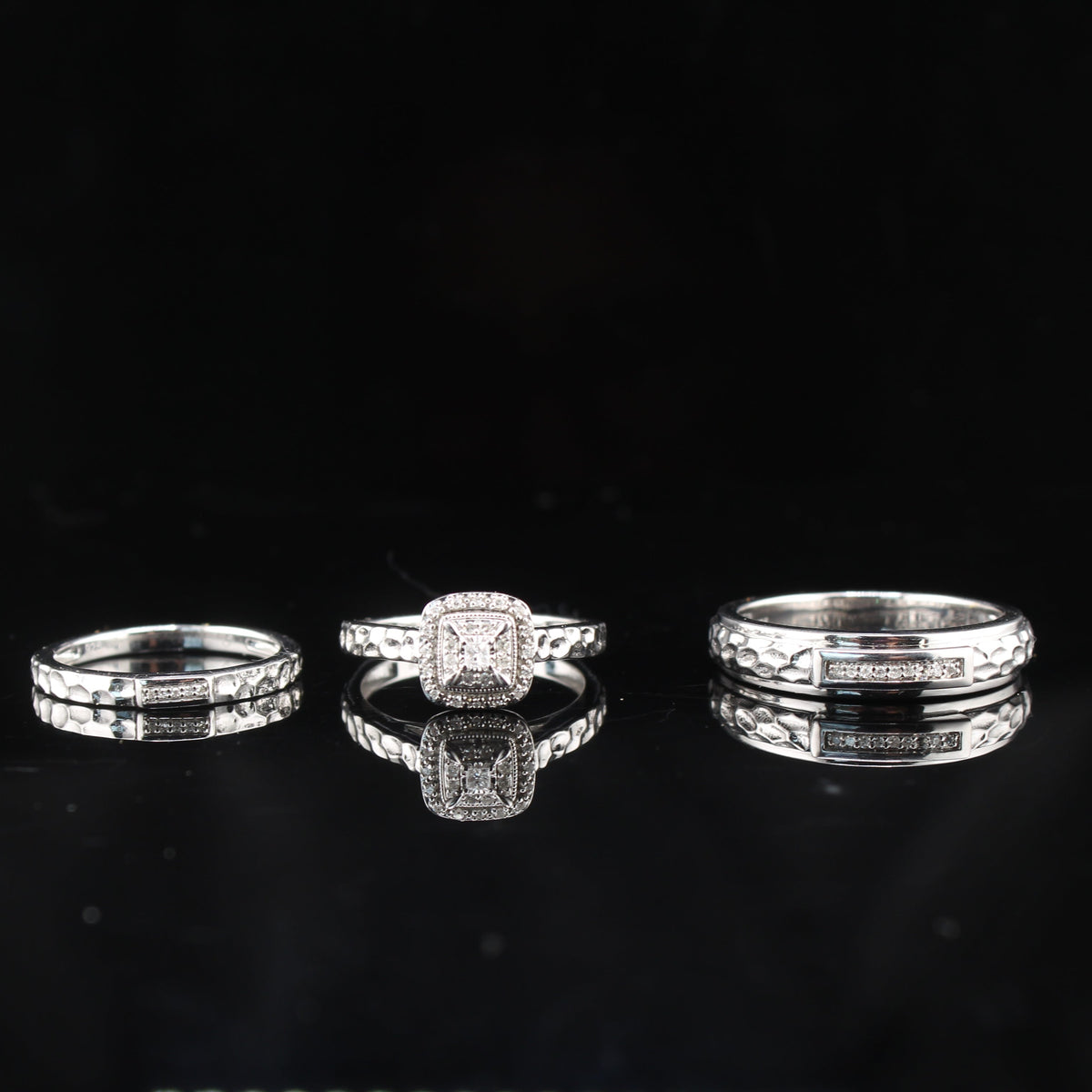 Anillos y juego de bandas de boda de diamantes
