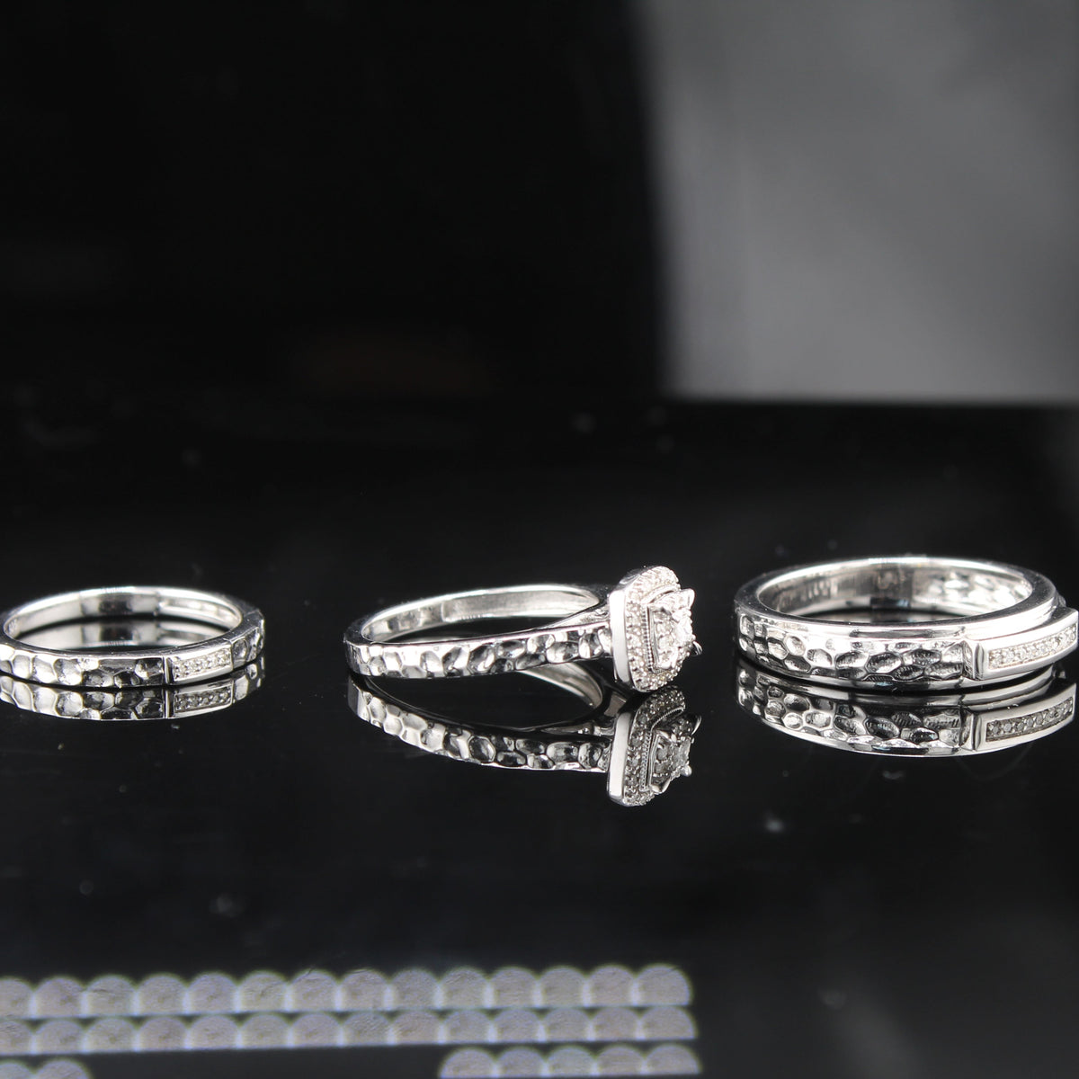 Anillos y juego de bandas de boda de diamantes