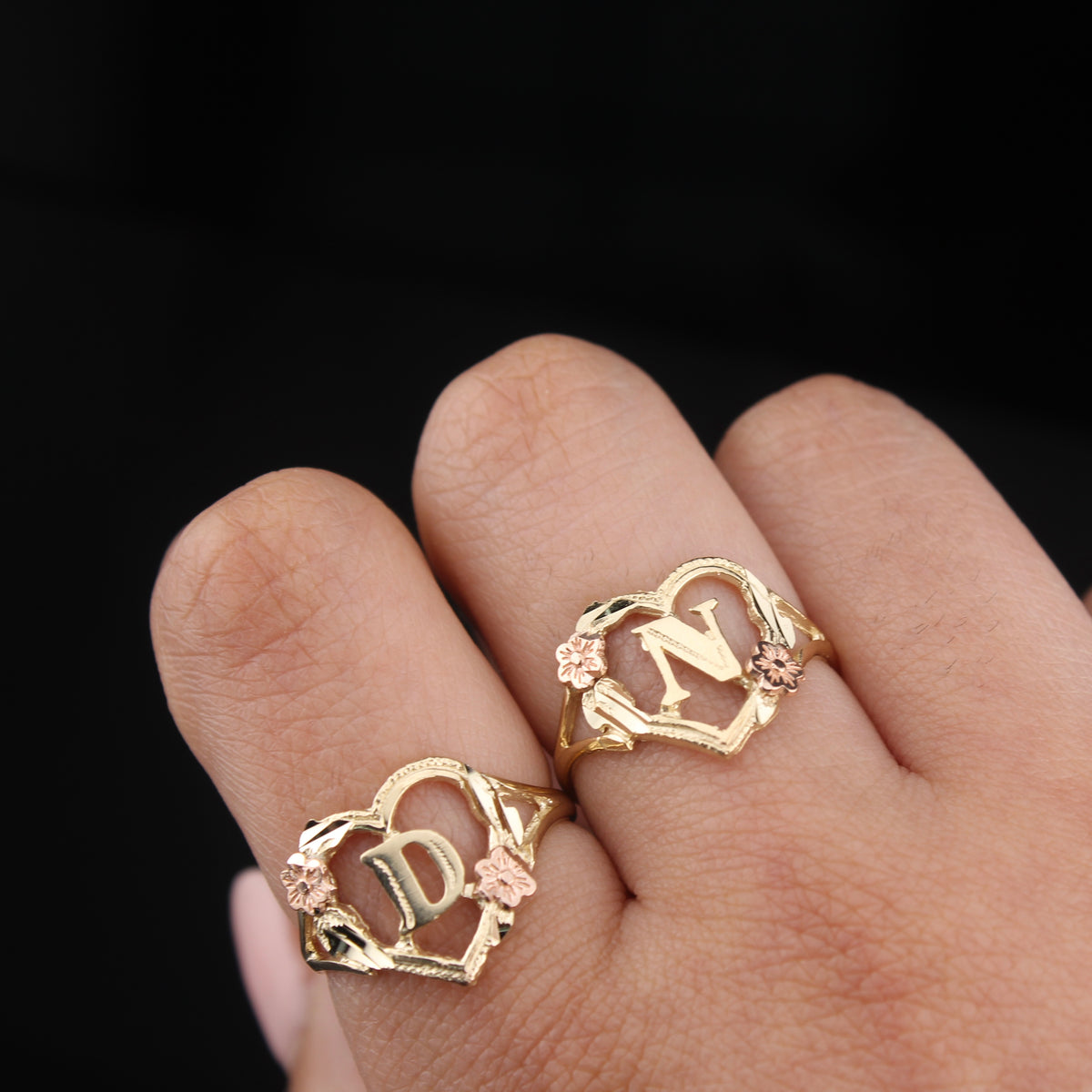 Anillo de oro de 10K con inicial de corazón