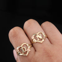 Anillo de oro de 10K con inicial de corazón