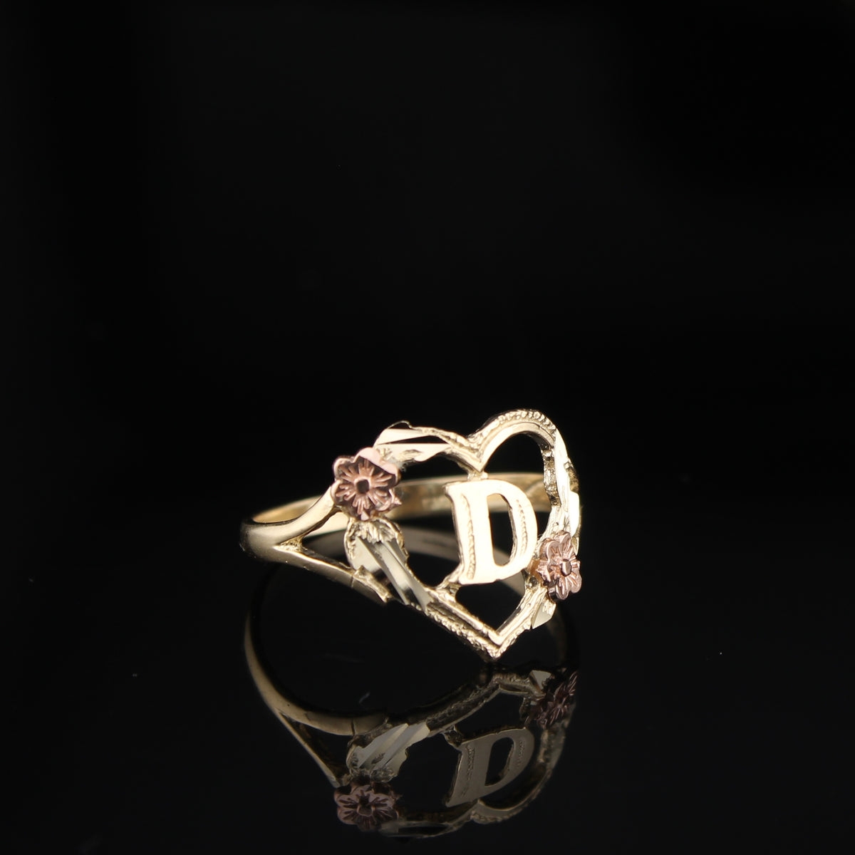Anillo de oro de 10K con inicial de corazón