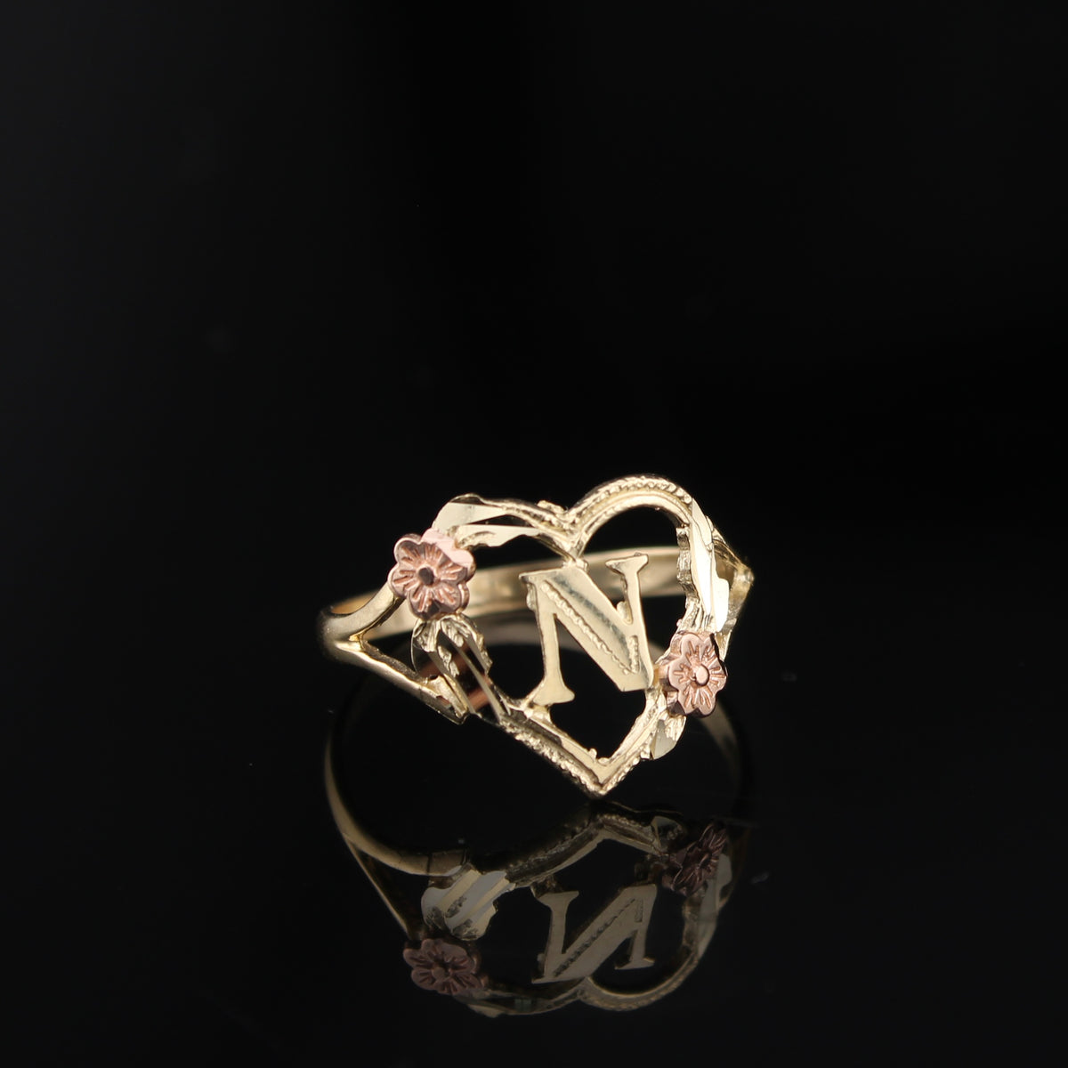 Anillo de oro de 10K con inicial de corazón