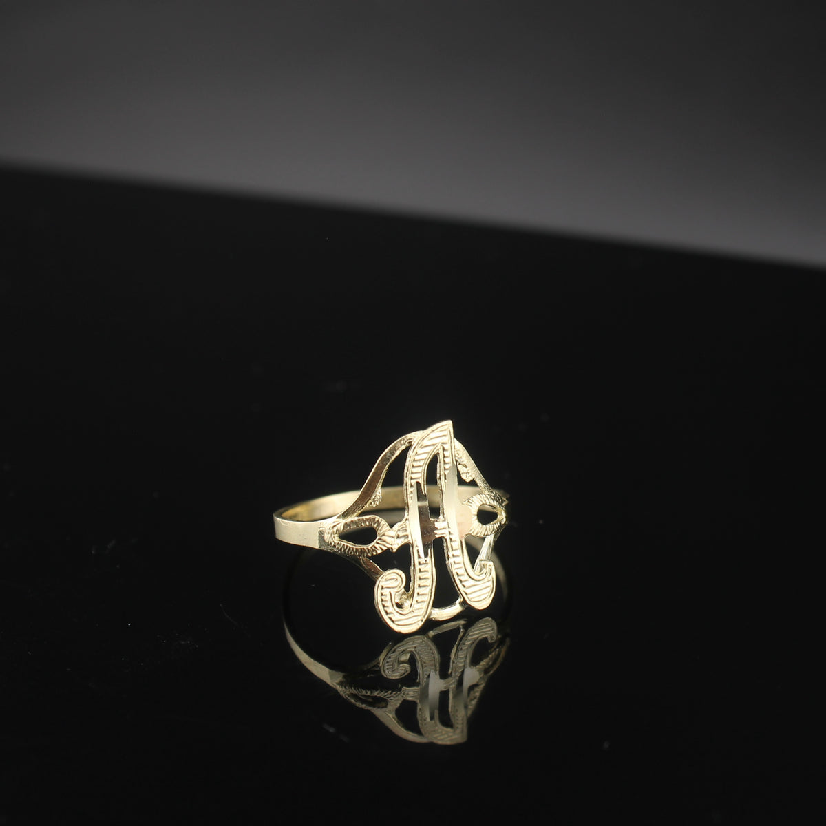 Anillo de oro de 10K con la letra A cursiva