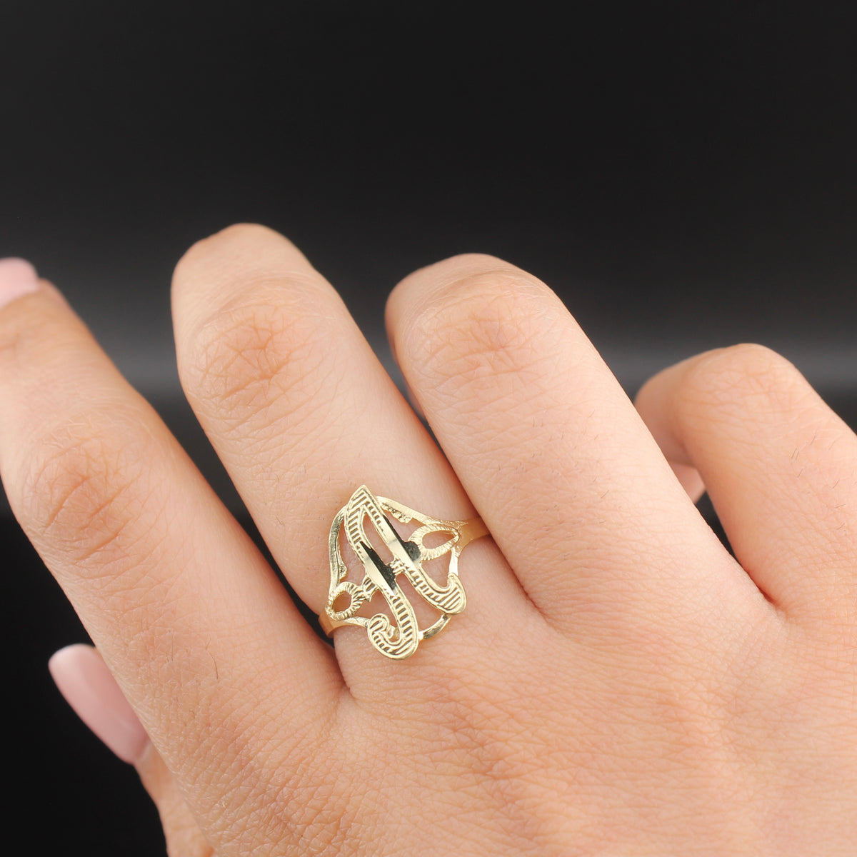 Anillo de oro de 10K con la letra A cursiva