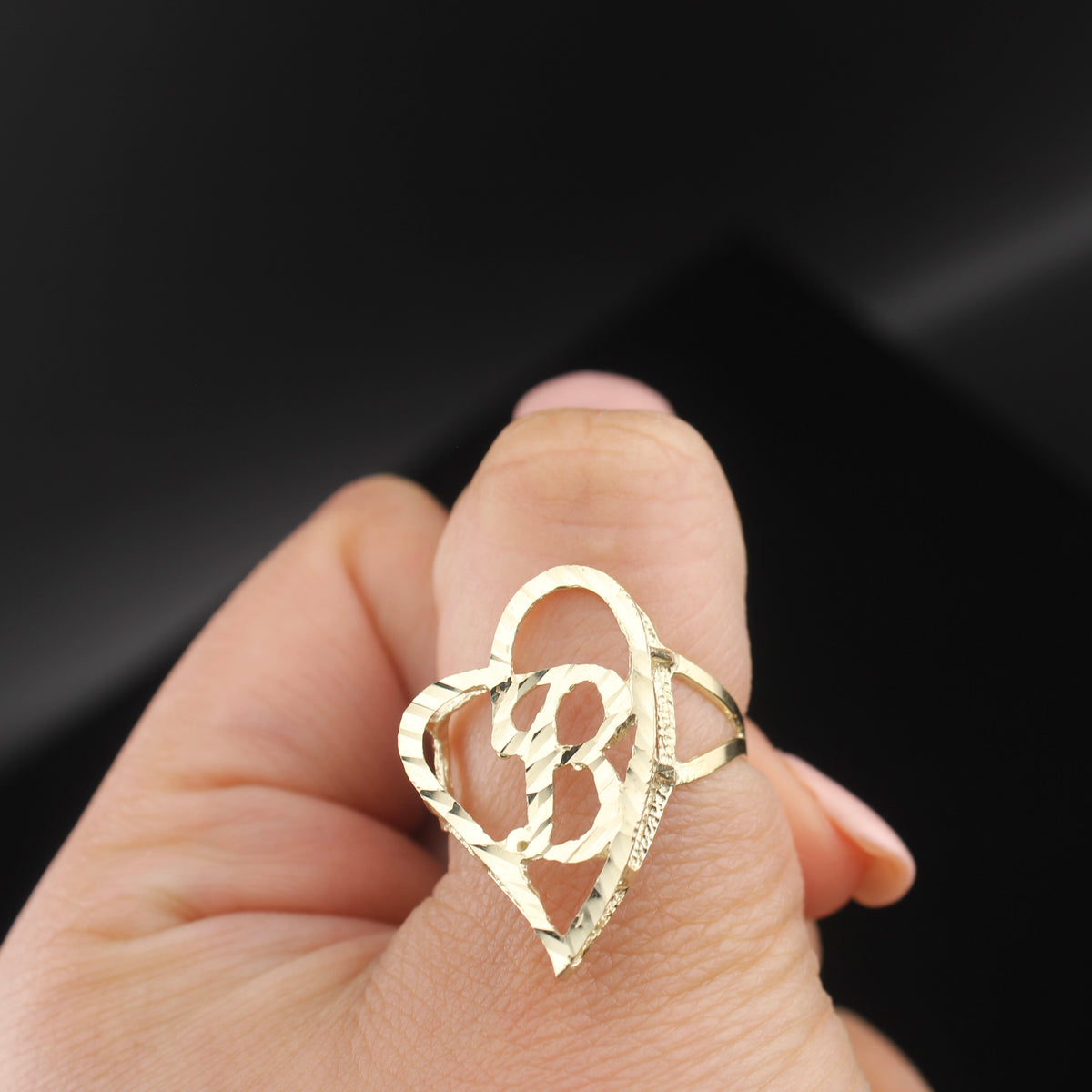 Anillo Corazón Grande B de Oro Real de 10K