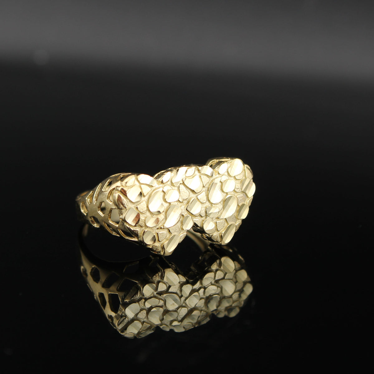 Anillo de oro de 10K con doble corazón en forma de pepita