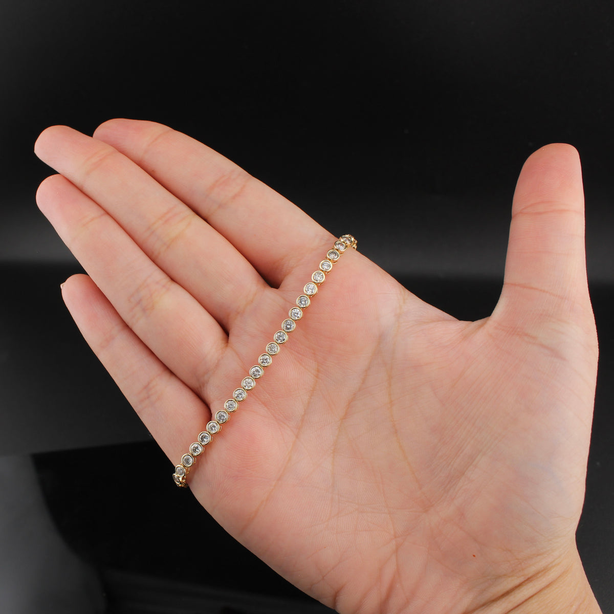 Pulsera de tenis biselada de oro macizo de 14K