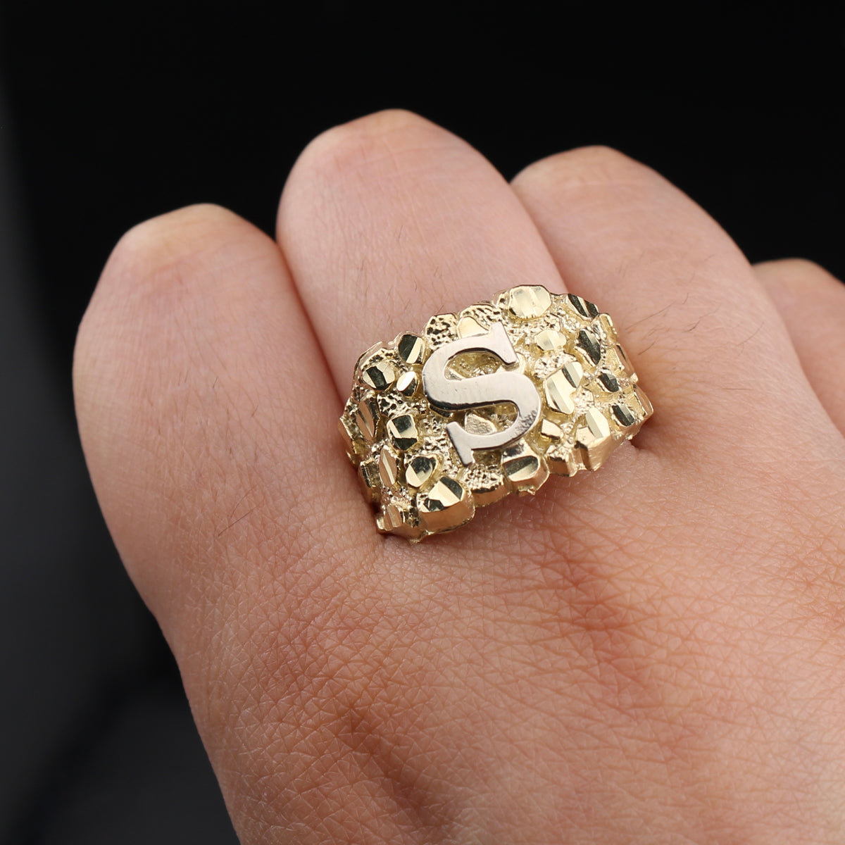 Anillo de oro macizo de 10 quilates con la letra S