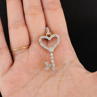 Colgante con llave de corazón de diamante de oro de 10K real