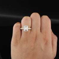 Anillo de compromiso radiante de oro de 14 quilates con diamantes de laboratorio