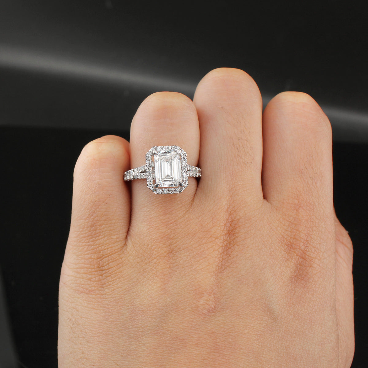 Anillo de compromiso radiante de oro de 14 quilates con diamantes cultivados en laboratorio
