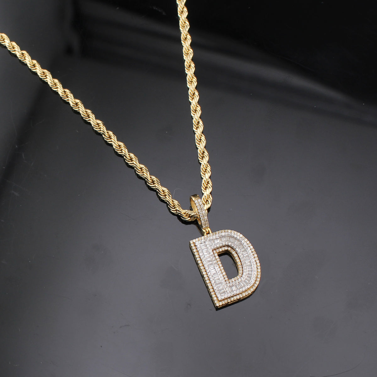 Colgante de oro de 10 quilates auténtico con la inicial D de diamantes