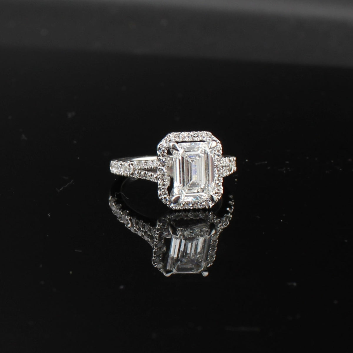 Anillo de compromiso radiante de oro de 14 quilates con diamantes cultivados en laboratorio