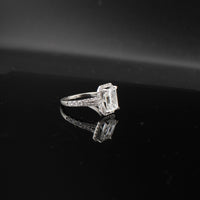 Anillo de compromiso radiante de oro de 14 quilates con diamantes cultivados en laboratorio